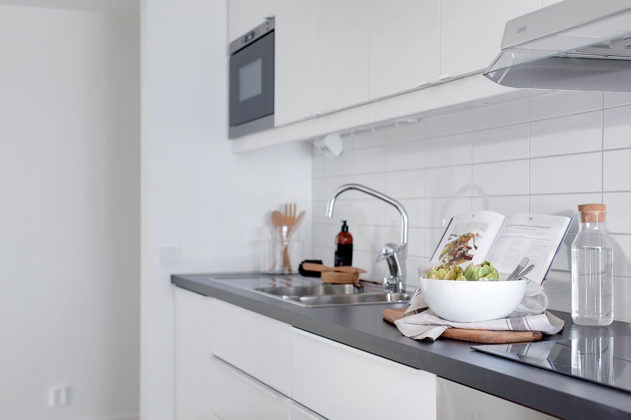 Bild från visningslägenhet med samma planlösning (spegelvänd)