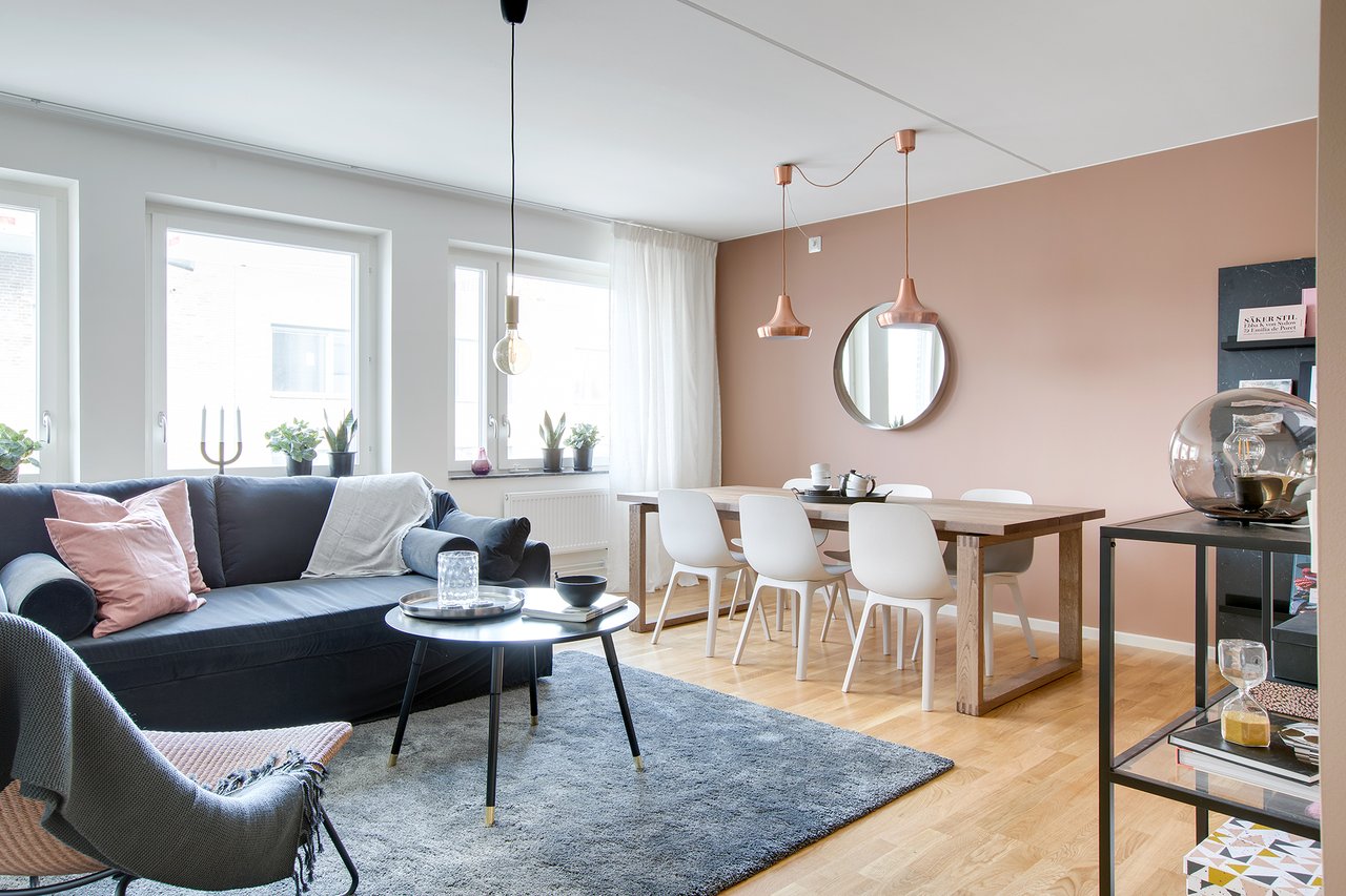 Bild från visningslägenhet med samma planlösning (spegelvänd)